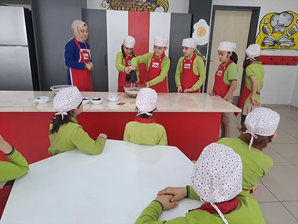 Sakarya\'daki Bahçelievler Gazi İlkokulu\'nda öğrenciler mutfak atölyesinde uygulamalı ders alıyor