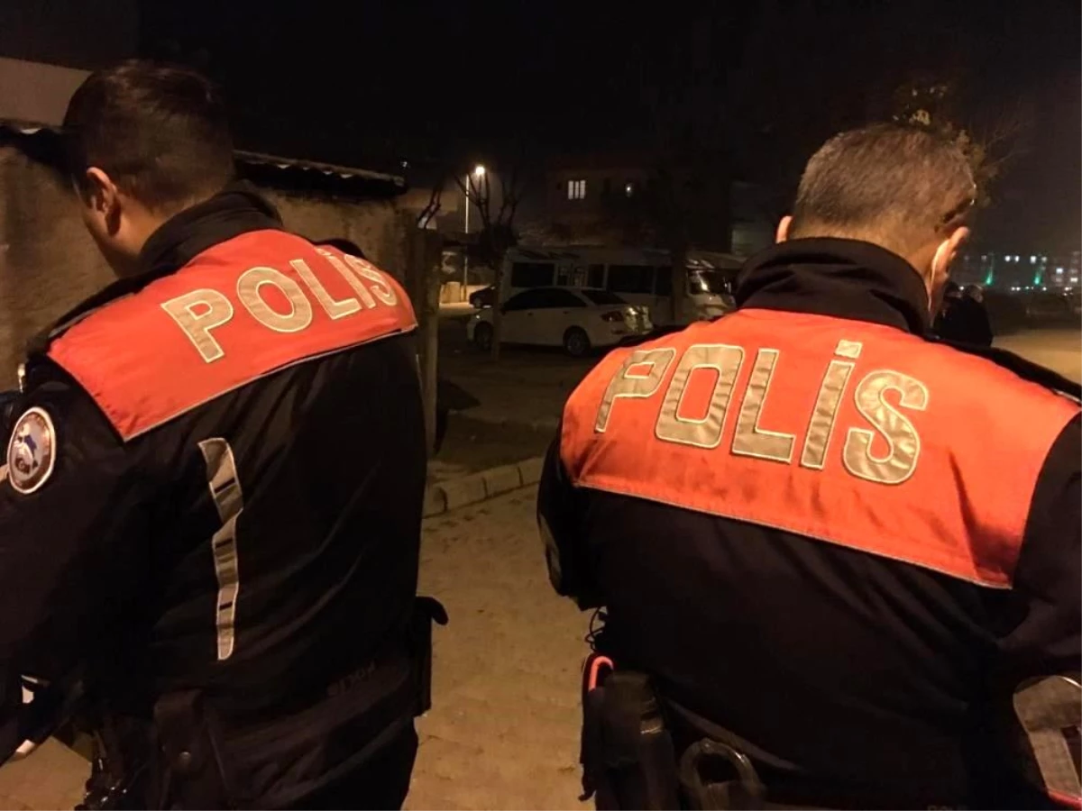 Salihli\'de Yunus Polisleri 32 ve 27 Yıl Aranma Kaydı Bulunan 2 Şahsı Yakaladı