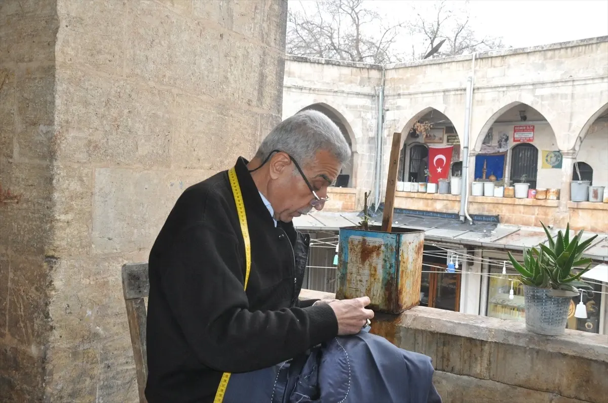 Şanlıurfa\'da 64 yaşındaki terzi, 57 yıldır mesleğini sürdürüyor