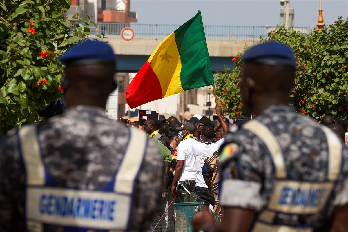 Senegal\'de binlerce gösterici, cumhurbaşkanı seçiminin en kısa sürede yapılması talebiyle yürüdü