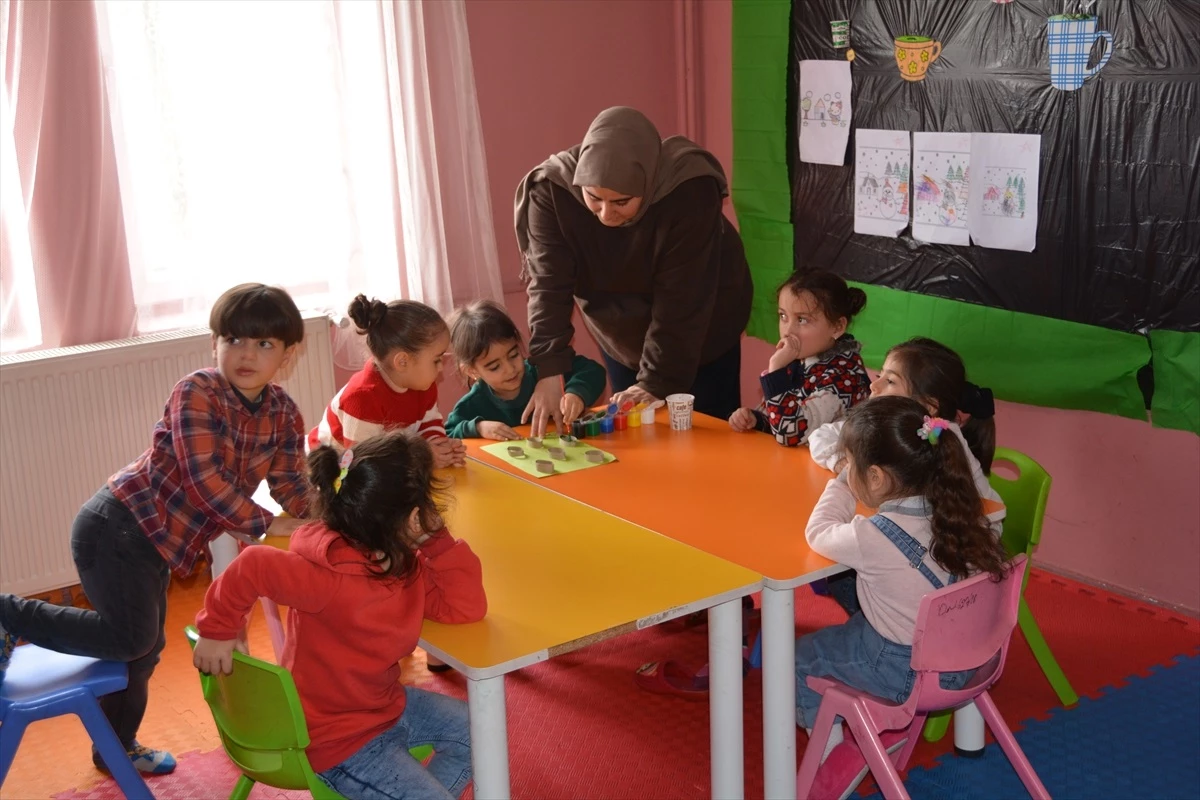 Bitlis\'te Aile Destek Merkezi kurslarına katılan kadınlar meslek öğreniyor