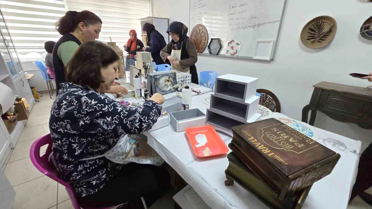 Tokat Belediyesi Kadın Kursiyerleri Eski Eşyaları Sanata Dönüştürüyor