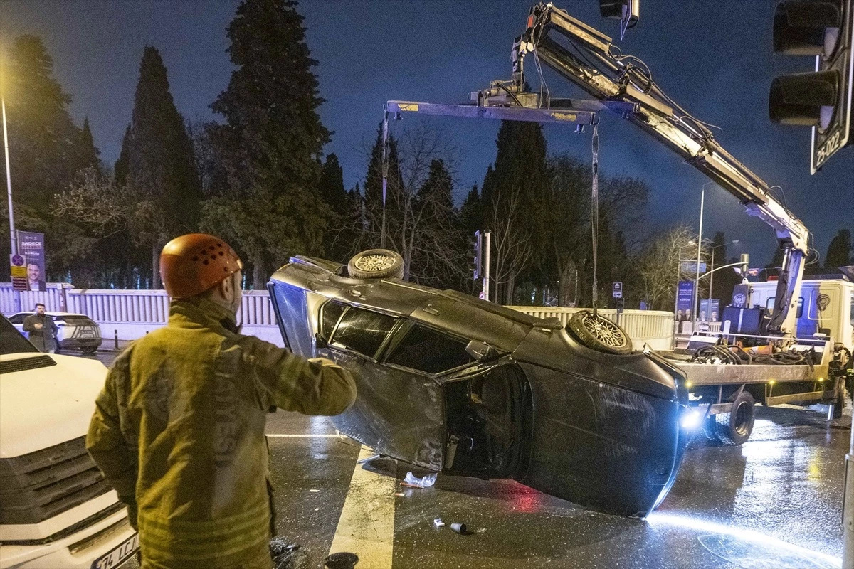 Üsküdar\'da otomobilin park halindeki servis minibüsüne çarpması sonucu 2 kişi yaralandı