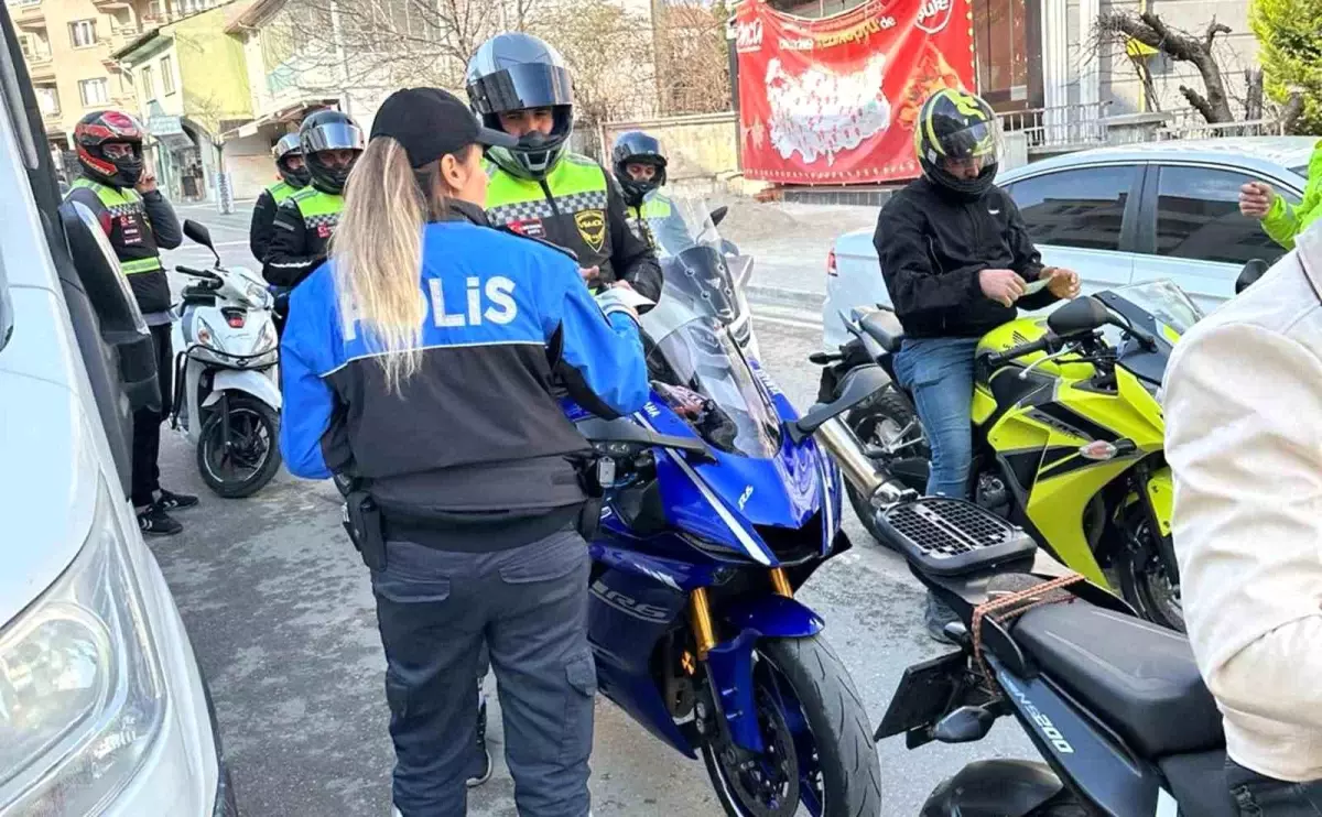 VEMOK, Vezirköprü\'de motosiklet sürücülerine dikkat çekmek için gösteri sürüşü gerçekleştirdi