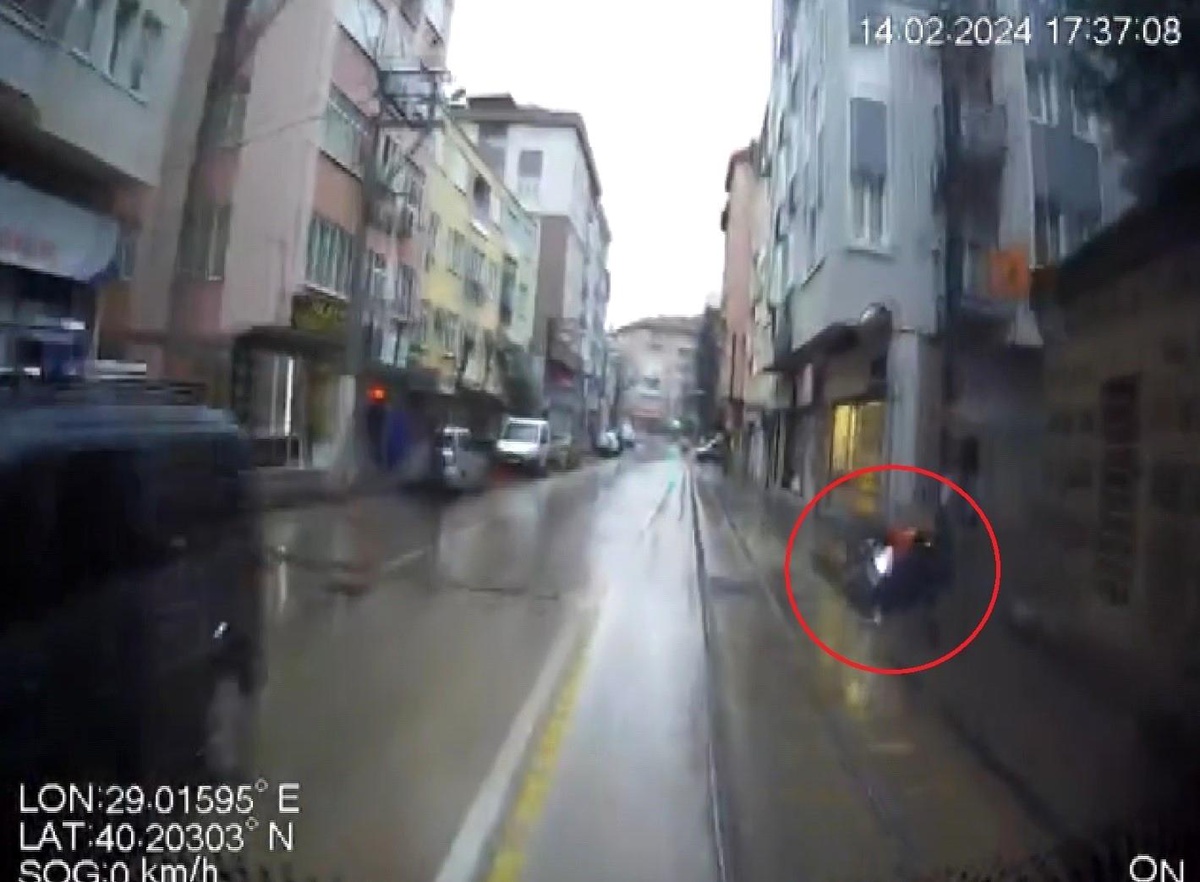Bursa\'da Yağmurda Kayan Motosiklet Otobüse Çarptı