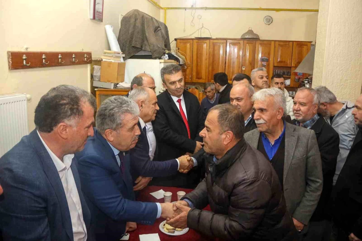 Cumhur İttifakı Yahyalı Belediye Başkanı Esat Öztürk\'ün seçim bürosu miting havasında açıldı