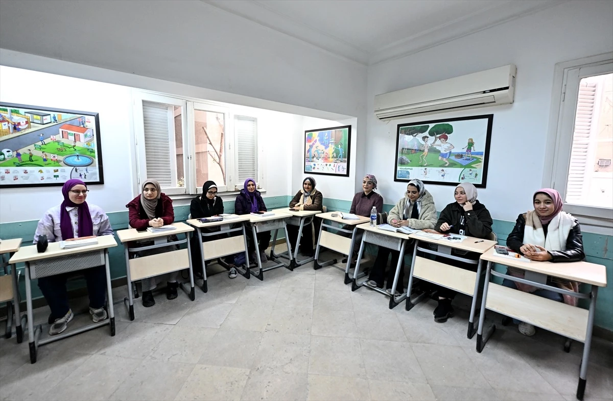 Mısırlı gençler Türkçe öğrenmek için Kahire\'deki Yunus Emre Enstitüsüne yoğun ilgi gösteriyor