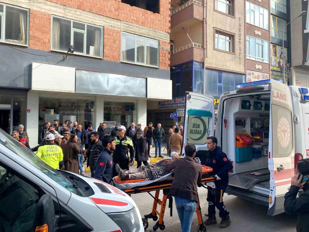 Iğdır\'da Motosiklet Yayaya Çarptı: Yaralılar Hastaneye Kaldırıldı