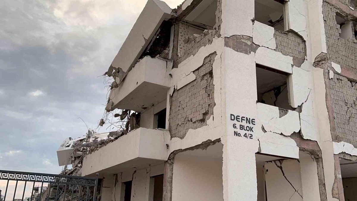 İskenderun\'da 13 katlı bina iş makinasının darbesiyle yıkıldı
