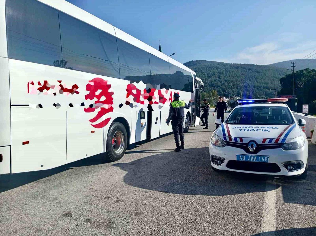 Muğla İl Jandarma Komutanlığı tarafından otobüslerde denetim yapıldı