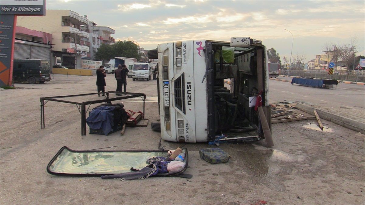Adana\'da Midibüs Devrildi: 15 Kişi Yaralandı