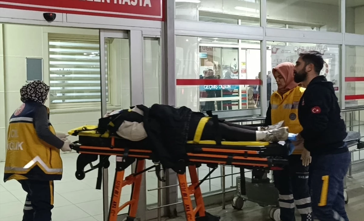 Adana\'da Uçuruma Devrilen Otomobilde 4 Kişi Yaralandı