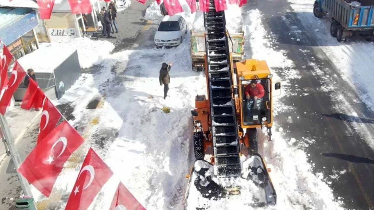 55 yıllık yağış rekoru sonrası kamyonlarca kar şehir dışına taşınıyor