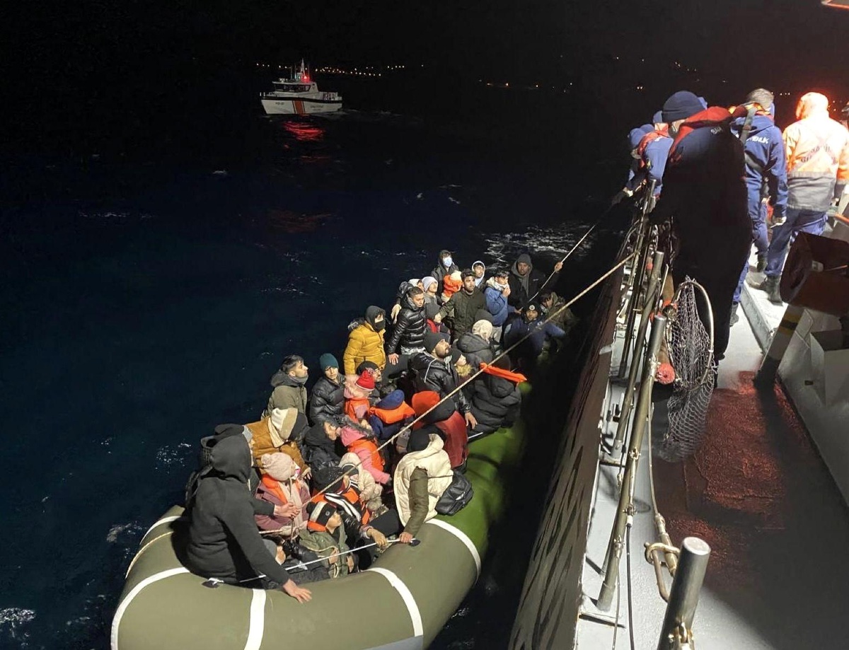 Çanakkale\'de 15\'i çocuk, 49 kaçak göçmen kurtarıldı