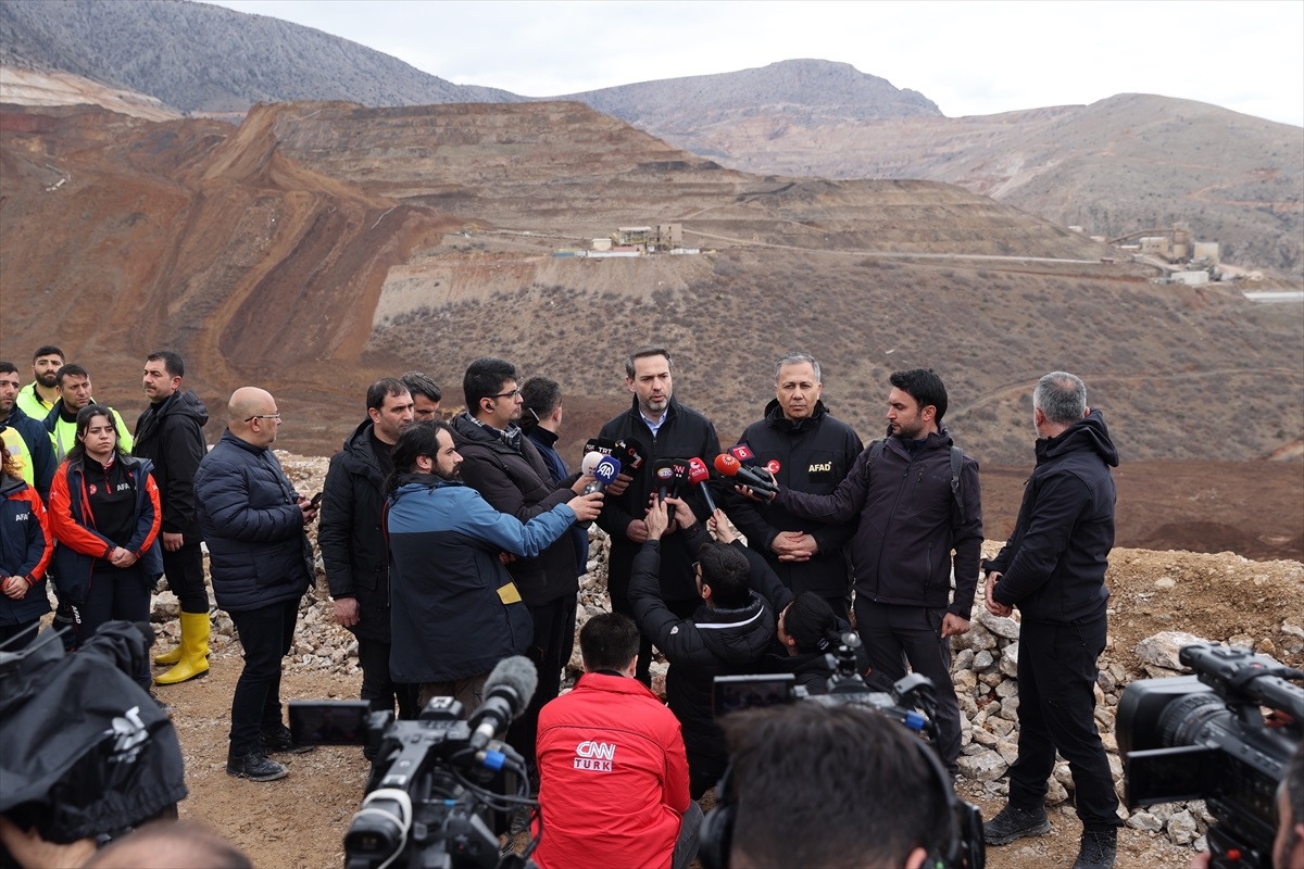 Erzincan\'da meydana gelen toprak kaymasıyla ilgili Bakan Bayraktar açıklama yaptı