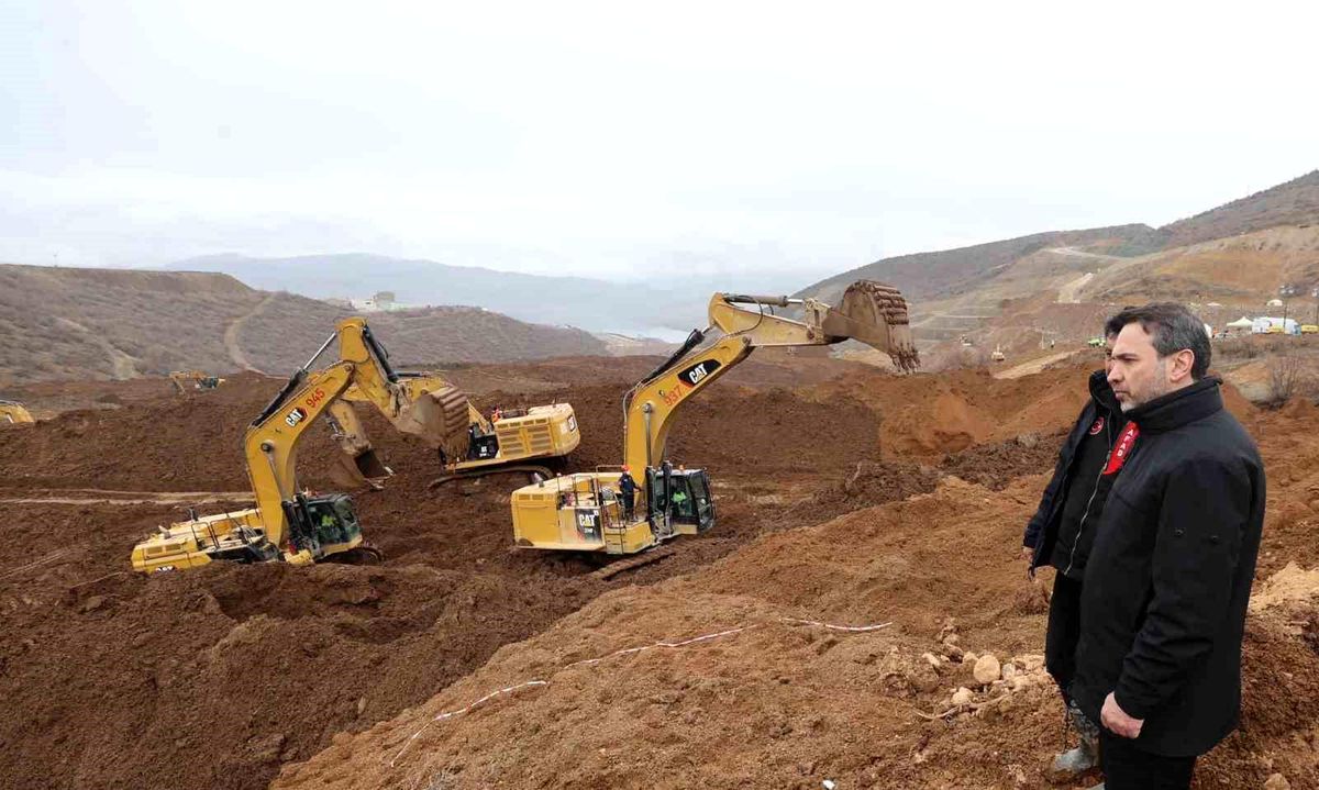 Bakan Bayraktar, Erzincan İliç\'teki arama kurtarma çalışmalarını denetledi