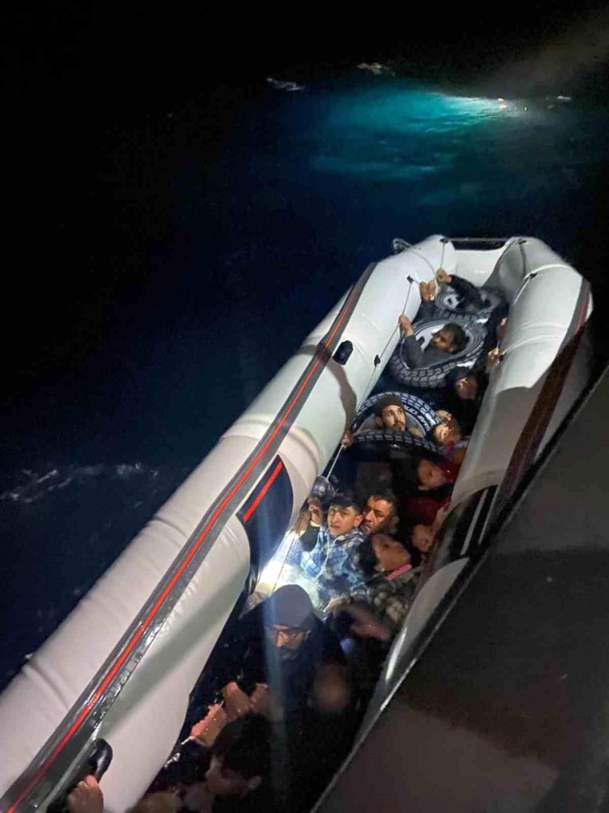 Fethiye açıklarında lastik bot su almaya başladı, göçmenler kurtarıldı