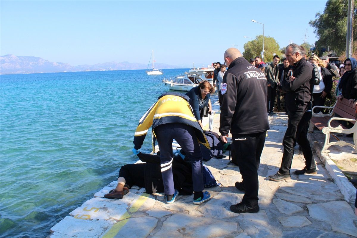 Muğla\'da Hatıra Fotoğrafı Çektirmek İsterken Denize Düşen 2 Kadın Yaralandı