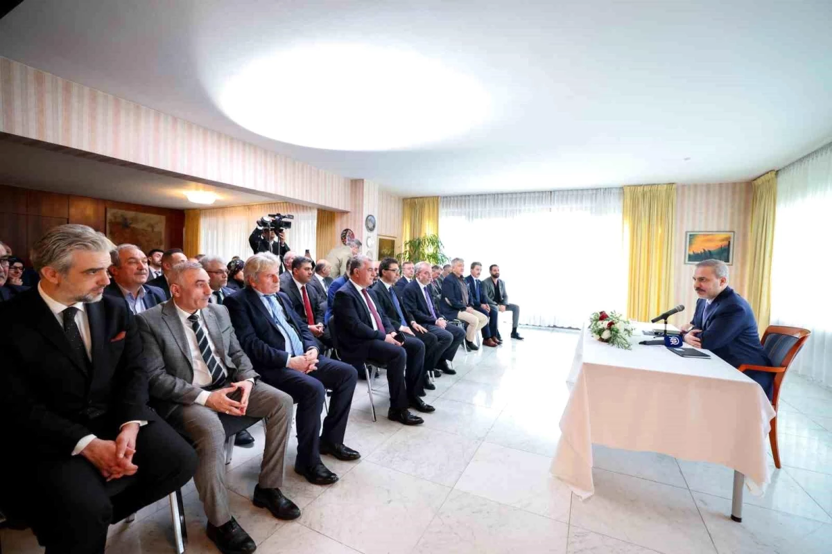 Dışişleri Bakanı Hakan Fidan, Almanya\'da Türk vatandaşları ve STK temsilcileriyle buluştu