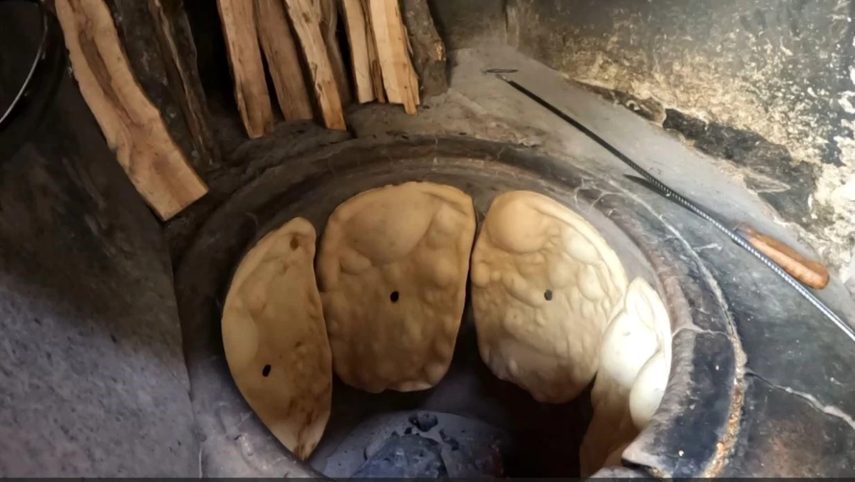 Van\'ın Erciş ilçesinde geleneksel ekşi maya ile ekmek üretimi yapılıyor