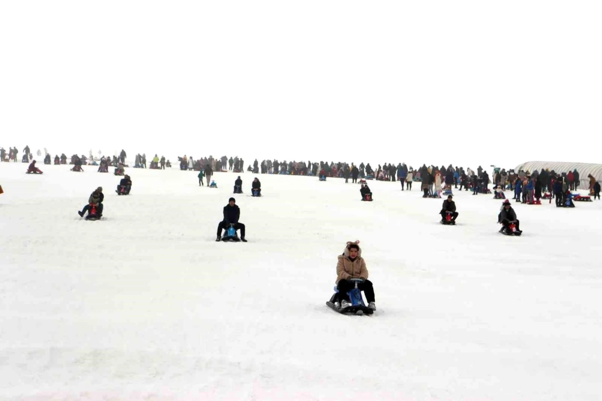 Erciyes Kayak Merkezi\'nde Hafta Sonu Pistler Dolup Taştı