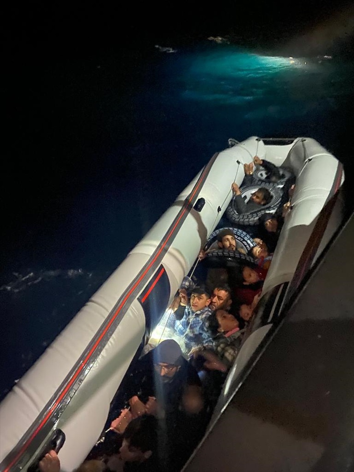 Muğla\'nın Fethiye ilçesinde 14 düzensiz göçmen kurtarıldı