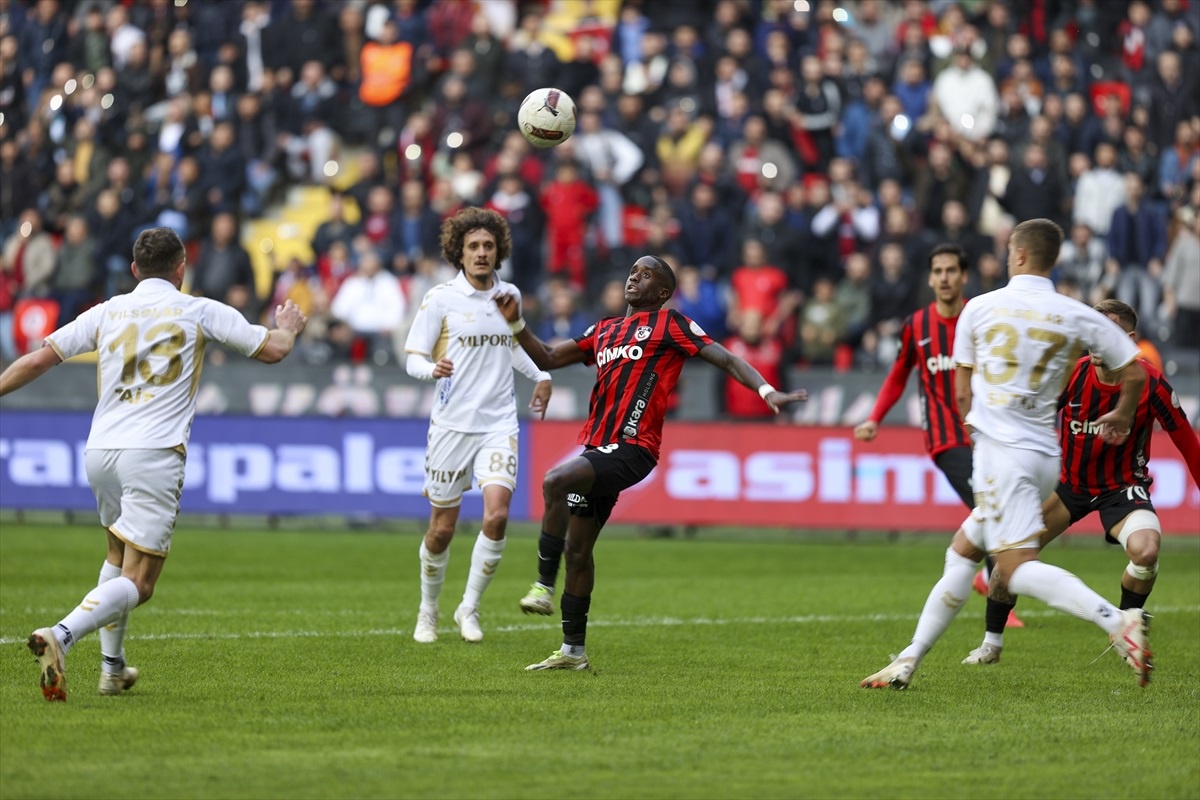 Gaziantep FK-Yılport Samsunspor Maçının İlk Yarısı 0-0 Tamamlandı