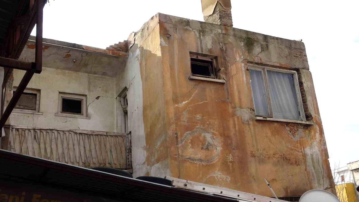 Malatya\'da tehlike saçan hasarlı bina endişe yaratıyor