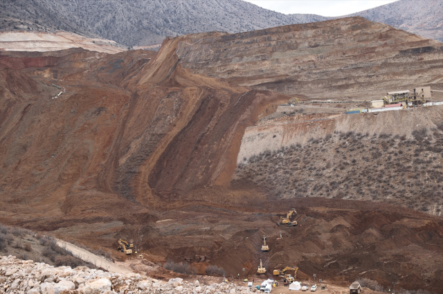 İçişleri Bakanı Yerlikaya: Toprak tahliye çalışmaları devam ediyor