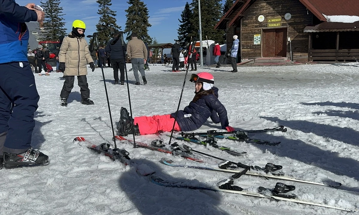 Ilgaz Dağı\'ndaki kayak merkezlerinde kayak eğitimi alanların sayısı arttı