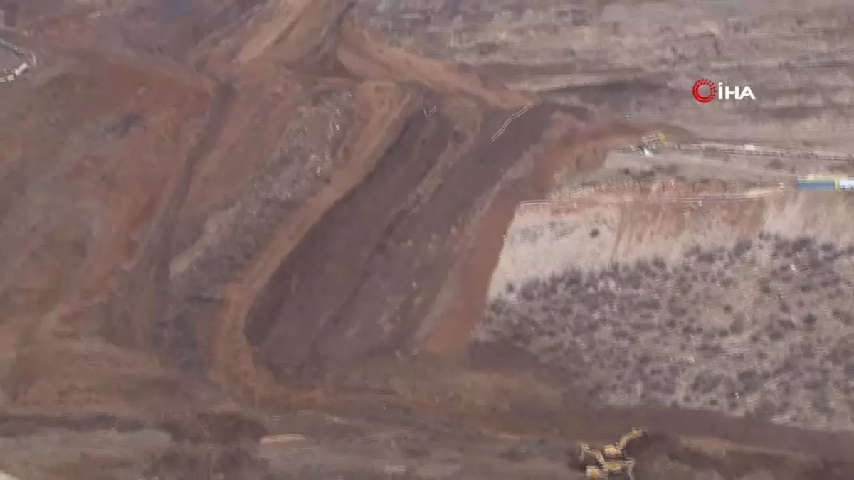 İliç'te maden ocağındaki toprak kütlesinin tahliyesine başlandı