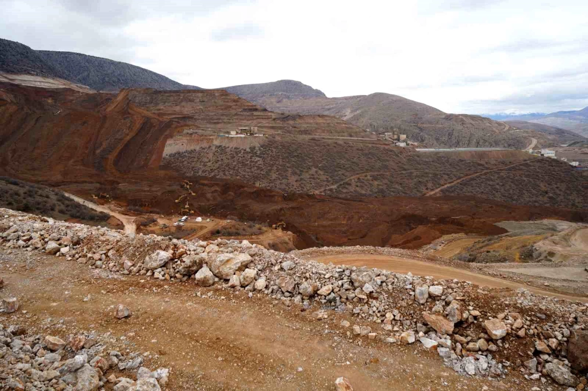 İliç\'te maden ocağındaki toprak kütlesinin tahliyesine başlandı