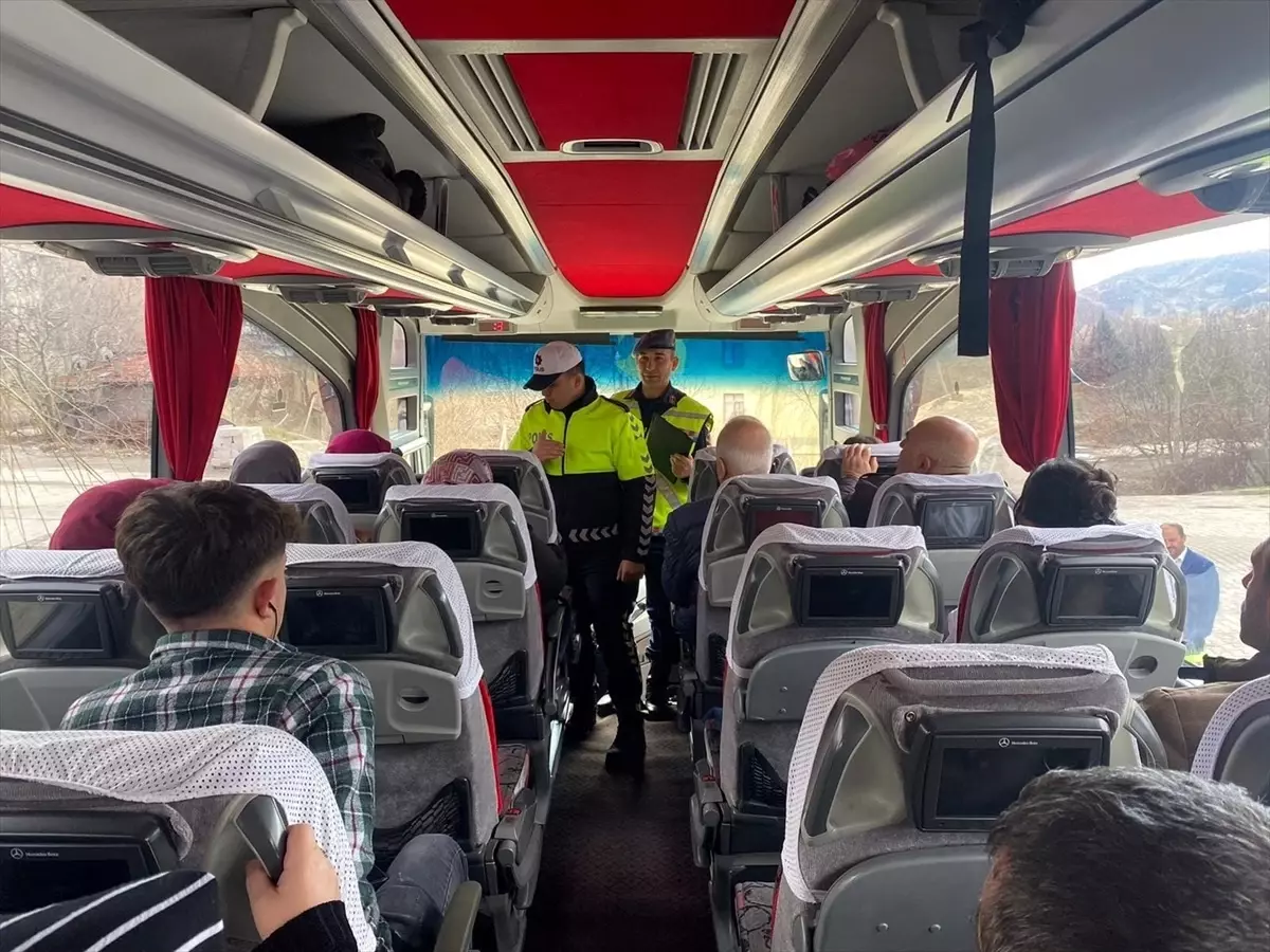 Çorum İskilip\'te Otobüs Yolcularına Emniyet Kemeri Denetimi