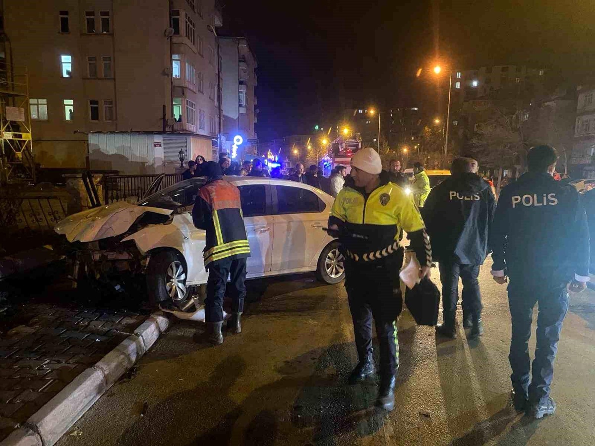 Kayseri\'de otomobil direğe çarptı: Anne ve kızı yaralandı