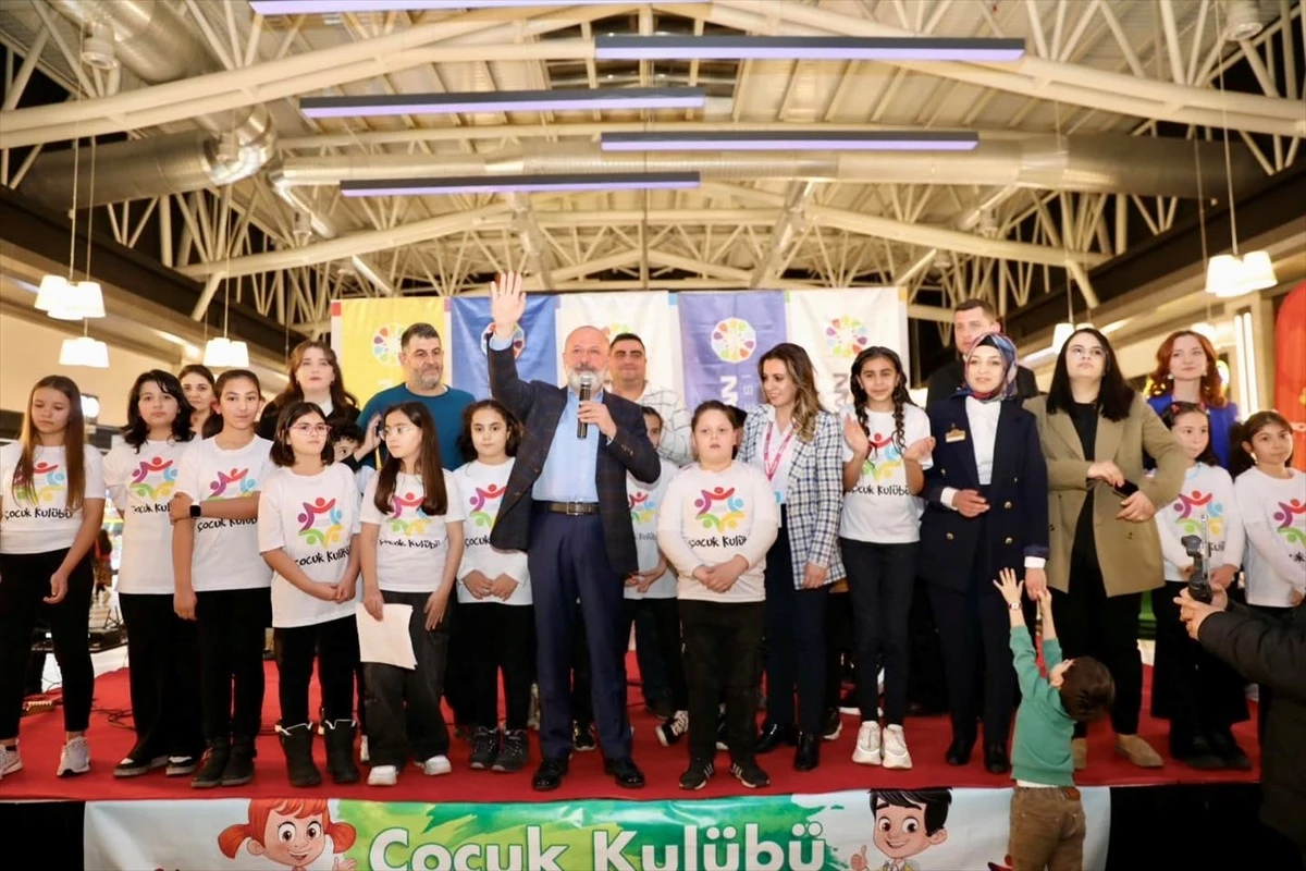 Kayseri\'de Kocasinan Çocuk Kulübü Üyeleri Tiyatro Gösterisi ve Müzikli Çocuk Oyunu Sergiledi