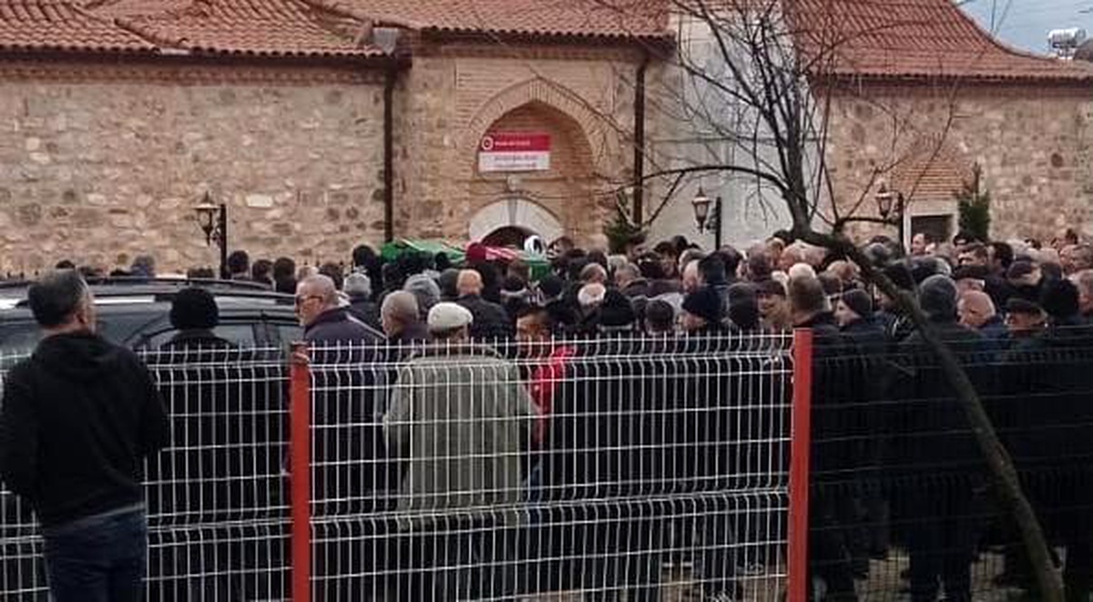 İnegöl\'de kafa kafaya çarpışan otomobil ile özel halk otobüsü kazasında hayatını kaybeden sürücü toprağa verildi