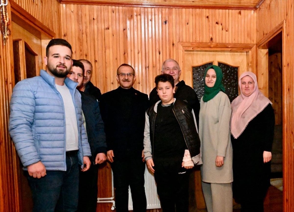 Kocaeli Valisi Seddar Yavuz, Gönülden Gönüle Projesi kapsamında Başiskele\'de vatandaşlarla buluştu