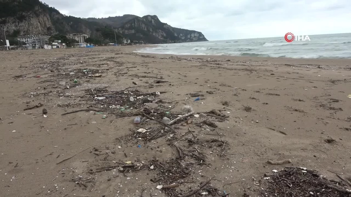 İnkumu sahilinde çöp yığınları oluştu