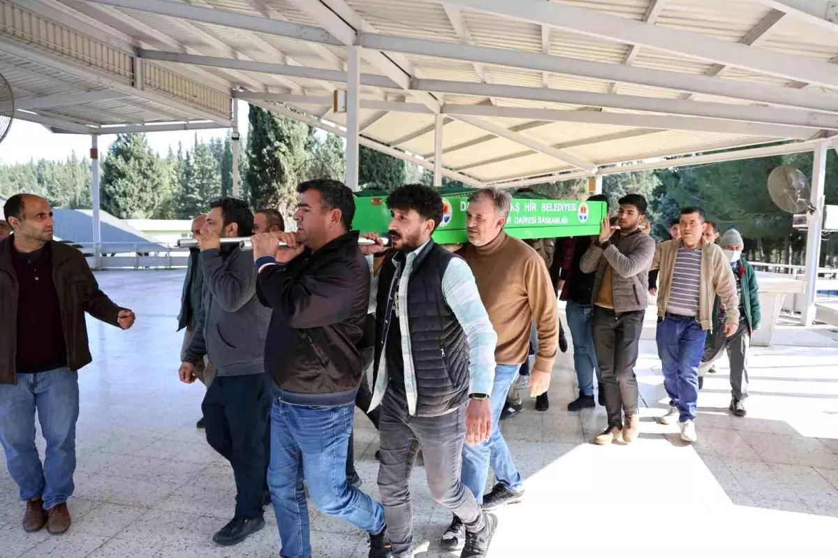 Marmara Denizi'nde batan kargo gemisinde hayatını kaybeden aşçı Adana'da  toprağa verildi - Son Dakika