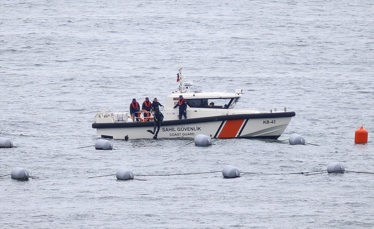 Marmara Denizi\'nde Batan Kargo Gemisindeki Diğer Kişileri Arama Çalışmaları Devam Ediyor