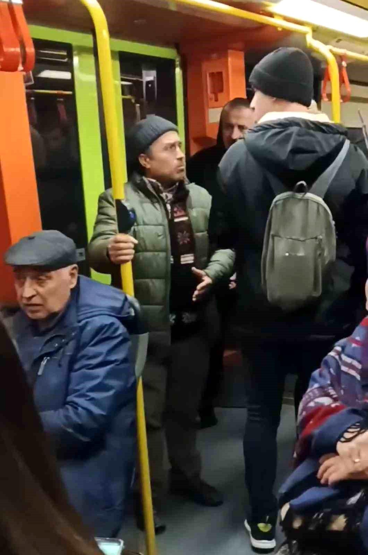 Bursa\'da metroda müzik çalan gençlerle vatandaş arasında tartışma çıktı