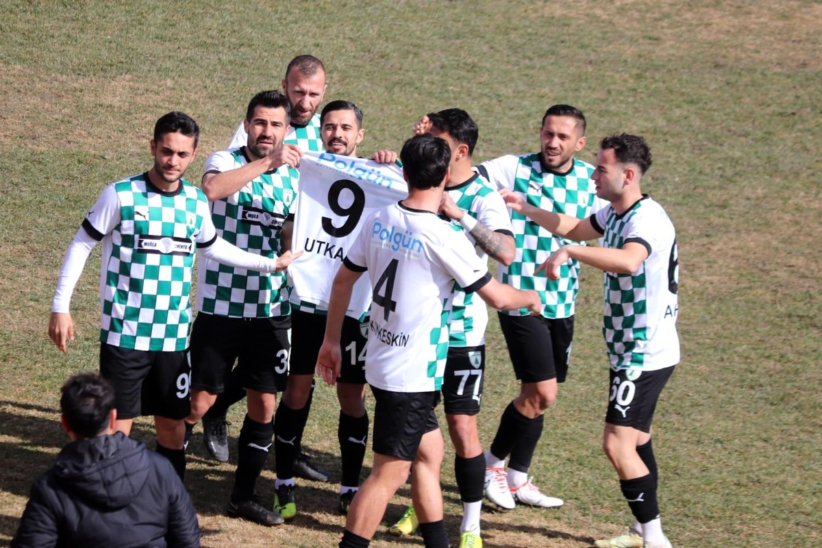 Muğlaspor, Yeşil Çivril Belediyespor\'u mağlup ederek liderliğini korudu