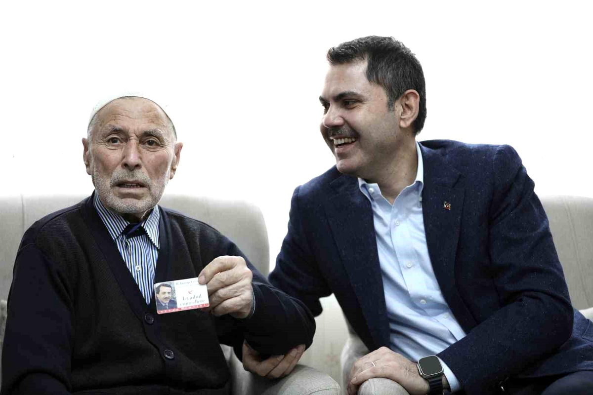 AK Parti İBB Adayı Murat Kurum, sosyal medyadan davet edilen ailenin evini ziyaret etti