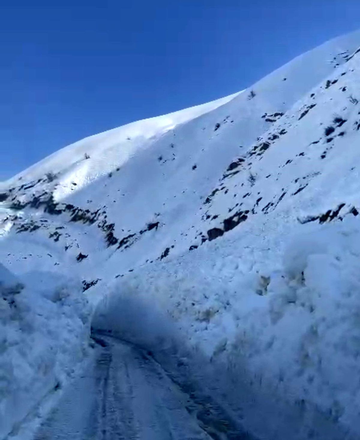 Hakkari\'de Kamyonetin Önüne Kaya Düştü, Sürücü ve Yolcu Ölümden Kurtuldu