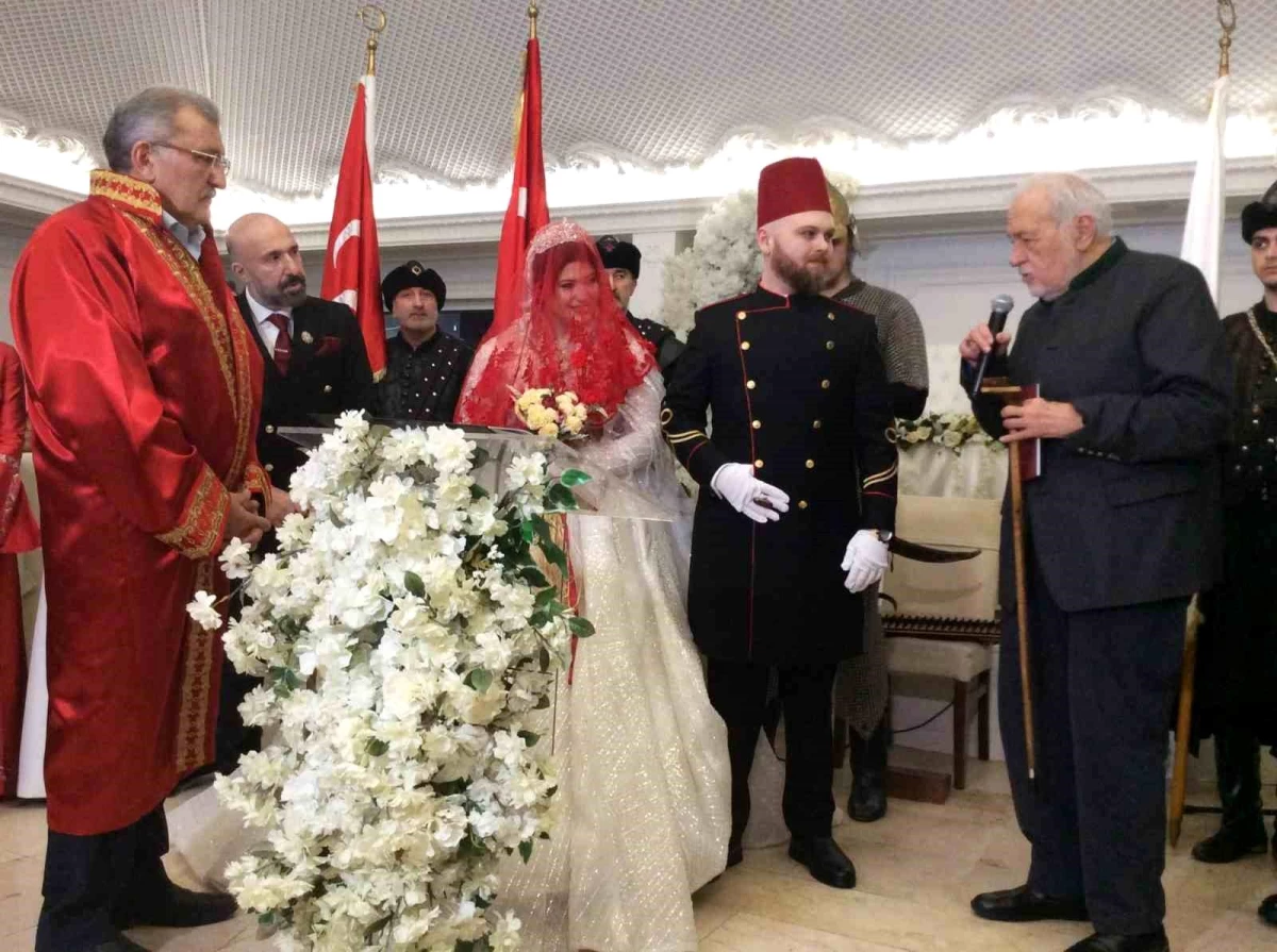 Osmanlı Hanedanının Sultan Üyesi Berna Sultan Dünya Evine Girdi