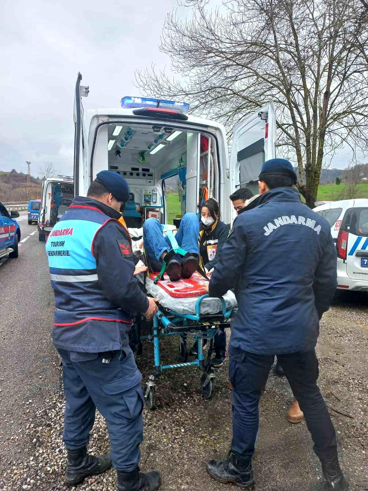 Bartın\'da Otomobil Yoldan Çıkarak Araziye Uçtu: 4 Yaralı