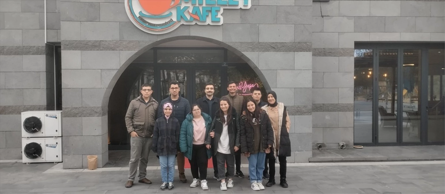 Konya\'da özel çocuklar sokak hayvanları için yemek kabı üretti