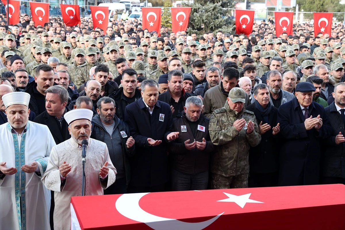 Pençe-Kilit Operasyonu\'nda şehit olan Piyade Sözleşmeli Er Salih Ay\'ın cenazesi Erzincan\'da toprağa verildi