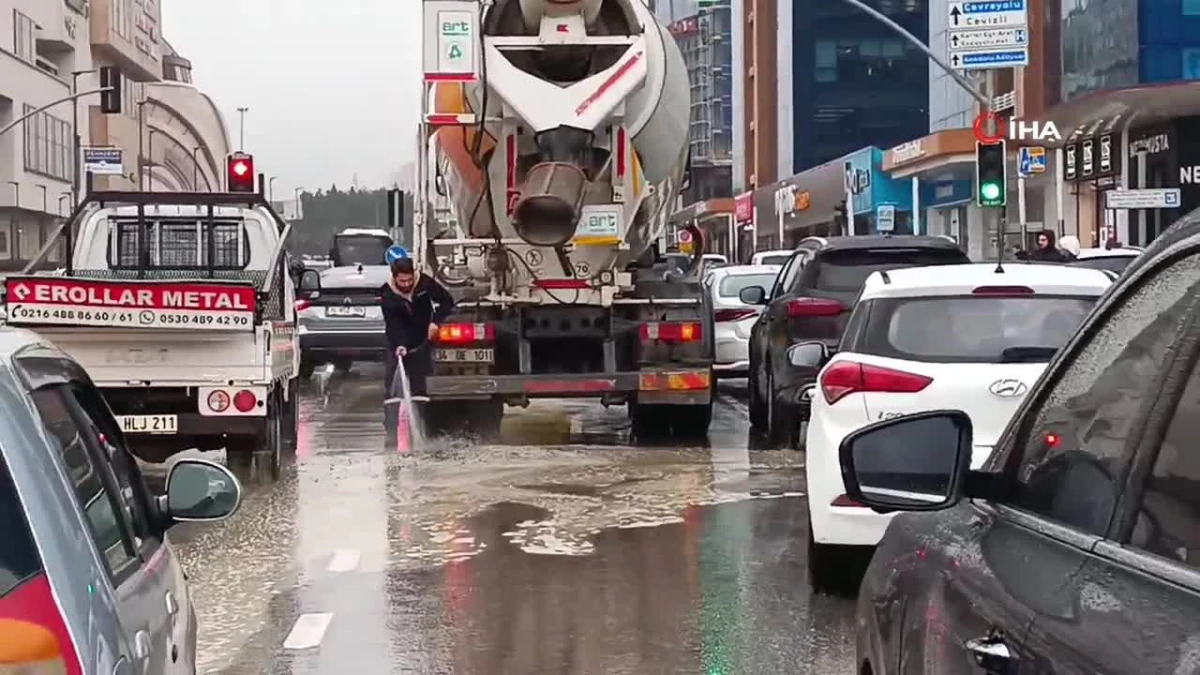 Polis ekiplerinden takdir toplayan hareket: Mikserden yere dökülen betonu temizlettiler
