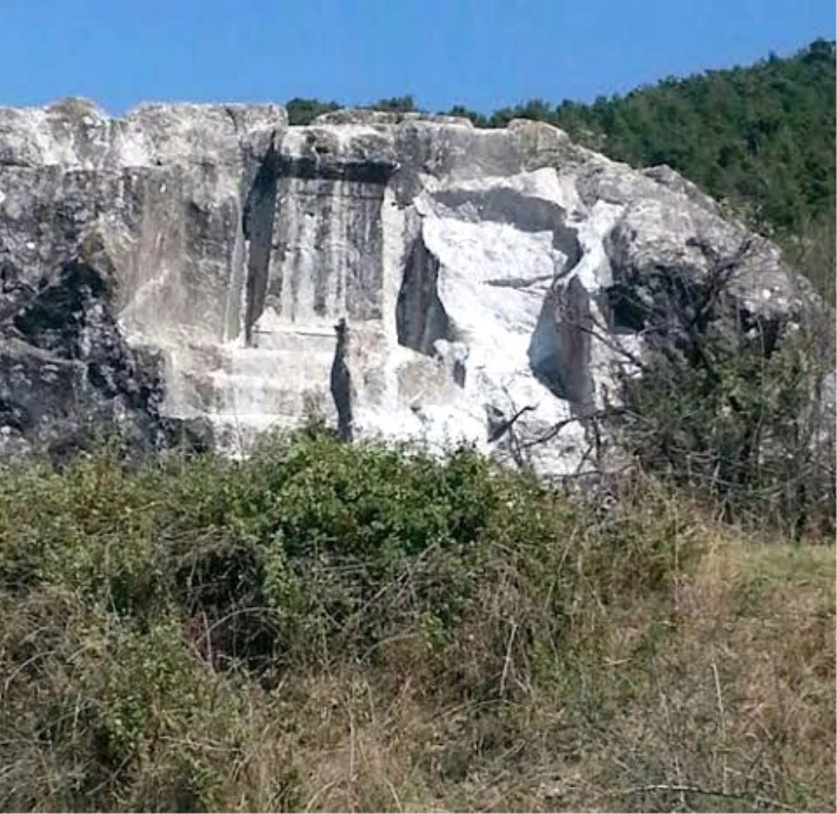 İznik\'te Roma dönemine ait kaya mezarlığına asit saldırısı